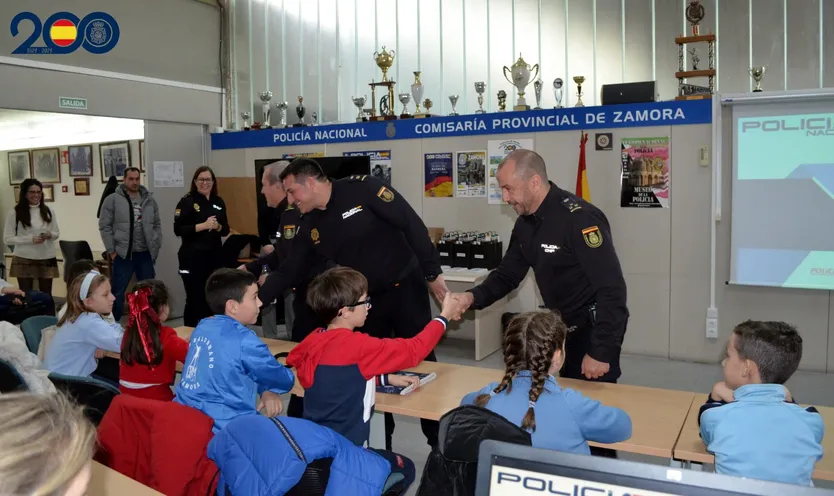 Premios del concurso de dibujo de la Policía Nacional en Zamora