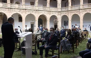La USAL tributa un emotivo homenaje a los profesionales sanitarios por su lucha para combatir la pandemia