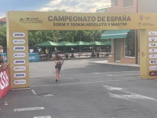 José Luis Posado cruzando la meta.