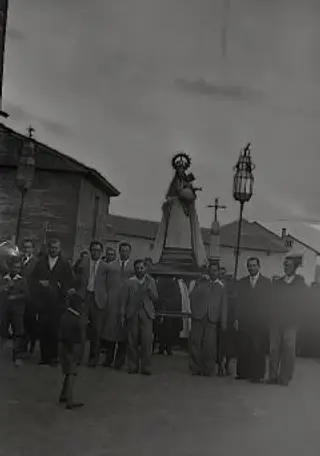 Procesión de la Virgen del Rosario en la década de los 50. Fuente archivo Personal Víctor Lozano Baena