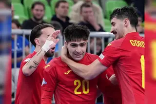 Novoa festeja su tanto con la Selección. UEFA Futsal
