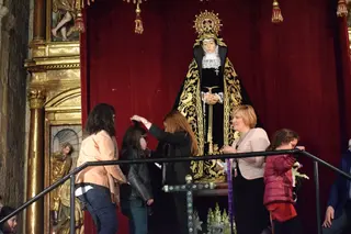 La Virgen de la Soledad acoge a los niños bajo su manto