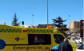 Ambulancia en una rotonda de Zamora. Archivo
