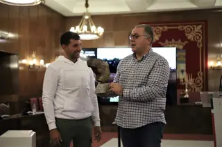 Entrega del reconocimiento a Cristian Escribano por parte del diputado de Deportes, Jesús María Prada