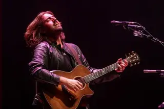Archivo - El músico Andrés Suárez actúa en el Inverfest del Teatro Circo Price de Madrid el 20 de enero de 2021.