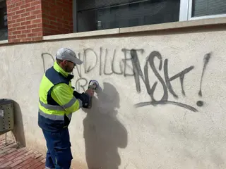 Eliminación de las pintadas en la fachada del Ayuntamiento de Benavente