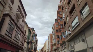Cielos nubosos. Nubes en la calle del Riego. Tiempo