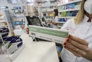 Una caja con test de antígenos contra la COVID 19 en una farmacia