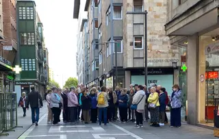 Un grupo de turistas en la calle Santa Clara-Archivo