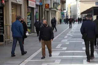 Ciudadanos paseando por Santa Clara