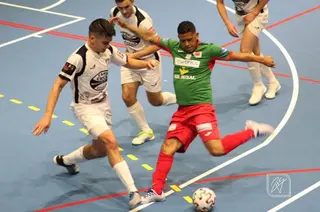 Carlos Pérez lanza a puerta