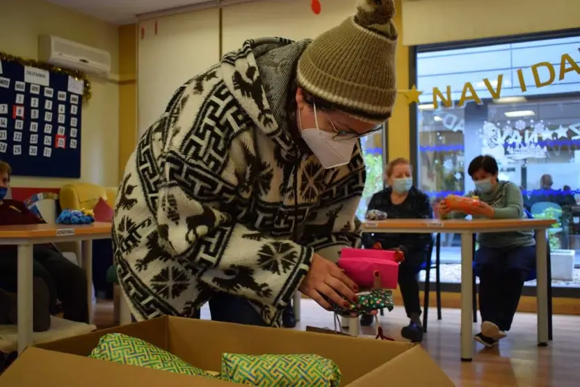 Cerca de 100 piezas de crochet como regalo navideño para los usuarios de AFA Zamora