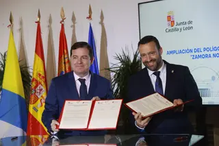 El presidente de la Junta de Castilla y León, Alfonso Fernández Mañueco, firma un protocolo con el Ayuntamiento de Monfarrracinos | JL Leal