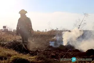 Extinguido el fuego de Otero de Bodas tras calcinar más de siete hectáreas