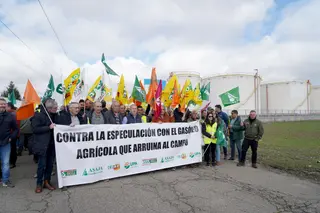 Las organizaciones agrarias Asaja, UCCL y la Aalianza UPA-COAG bloquean el centro logístico de hidrocarburos en Santovenia de Pisuerga | ICAL-Leticia Pérez