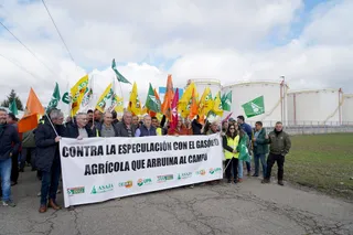 Las organizaciones agrarias Asaja, UCCL y la Aalianza UPA-COAG bloquean el centro logístico de hidrocarburos en Santovenia de Pisuerga | ICAL-Leticia Pérez