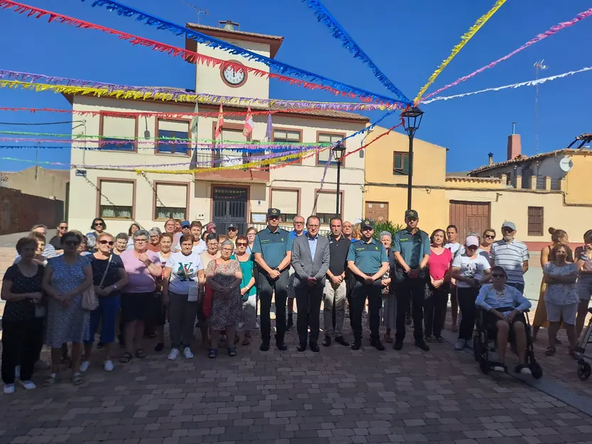 Ángel Blanco guarda un minuto de silencio en Fuentes de Ropel junto a la Guardia Civil y vecinos del pueblo