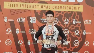 Hugo Domínguez con las tres medallas cosechadas