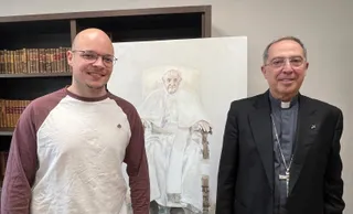 El artista Saúl Alija y el obispo Fernando Valera con la pintura en el centro | ICAL