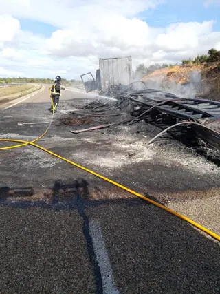 Incendio de un camión en la A-52