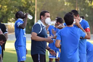 Miguel Losada da instrucciones a sus jugadores