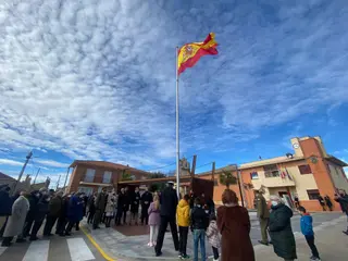 Izado de bandera en Roales del Pan