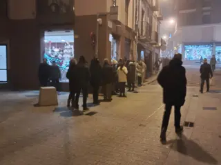 Colas en una pastelería zamorana ayer por la tarde para conseguir un roscón