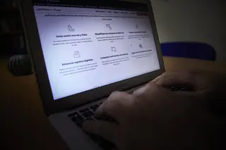 Una persona navega en Internet con un ordenador