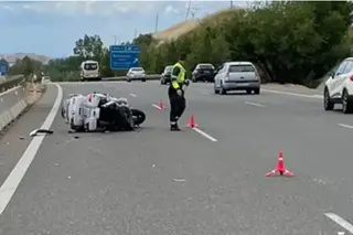 Un herido tras el choque entre un turismo y una moto en la A-6 a su paso por Zamora