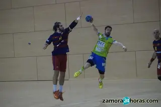 El MMT Seguros doma al filial del Barça y acecha el liderato (24-32)