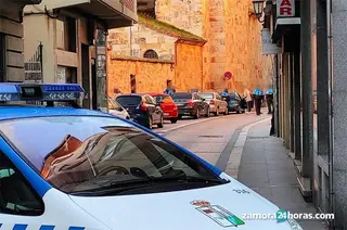 Policía Local en el entorno del Mercado de Abastos. Archivo