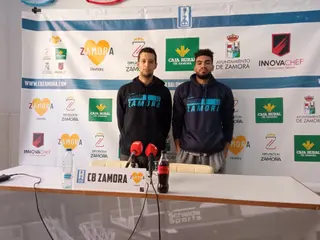 Saulo Hernández y Bobby Harris II en rueda de prensa