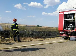 Fuego incendio carretera bomberos