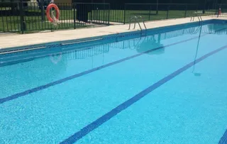 Piscina de verano. Archivo