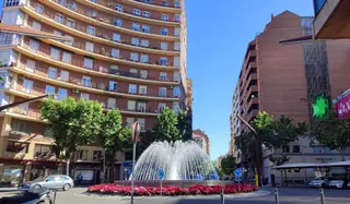 Plaza de Alemania. Tiempo despejado, sol, calor.
