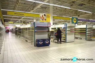 Tras un mes de liquidación, el 'Eroski' luce más vacío que nunca