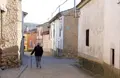      Una mujer camina por las calles de un pueblo