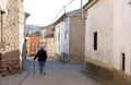 Una mujer camina por las calles de un pueblo. Archivo
