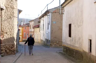 Una mujer camina por las calles de un pueblo. Archivo