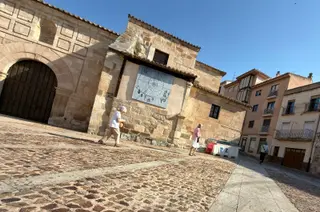 Varias personas pasean por la plaza de San Lucía en Zamora capital