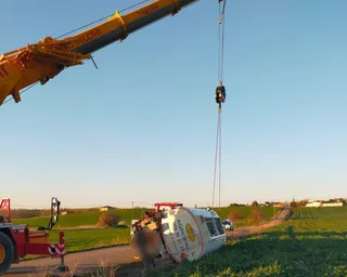 Un camión cisterna vuelca tras salirse de una carretera provincial
