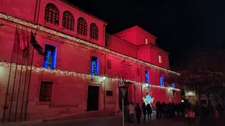 La Diputación de Zamora iluminada de color rojo