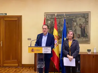 El subdelegado del Gobierno Ángel Blanco junto a la directora provincial del INSS y la TGSS, Teresa Peral Delgado