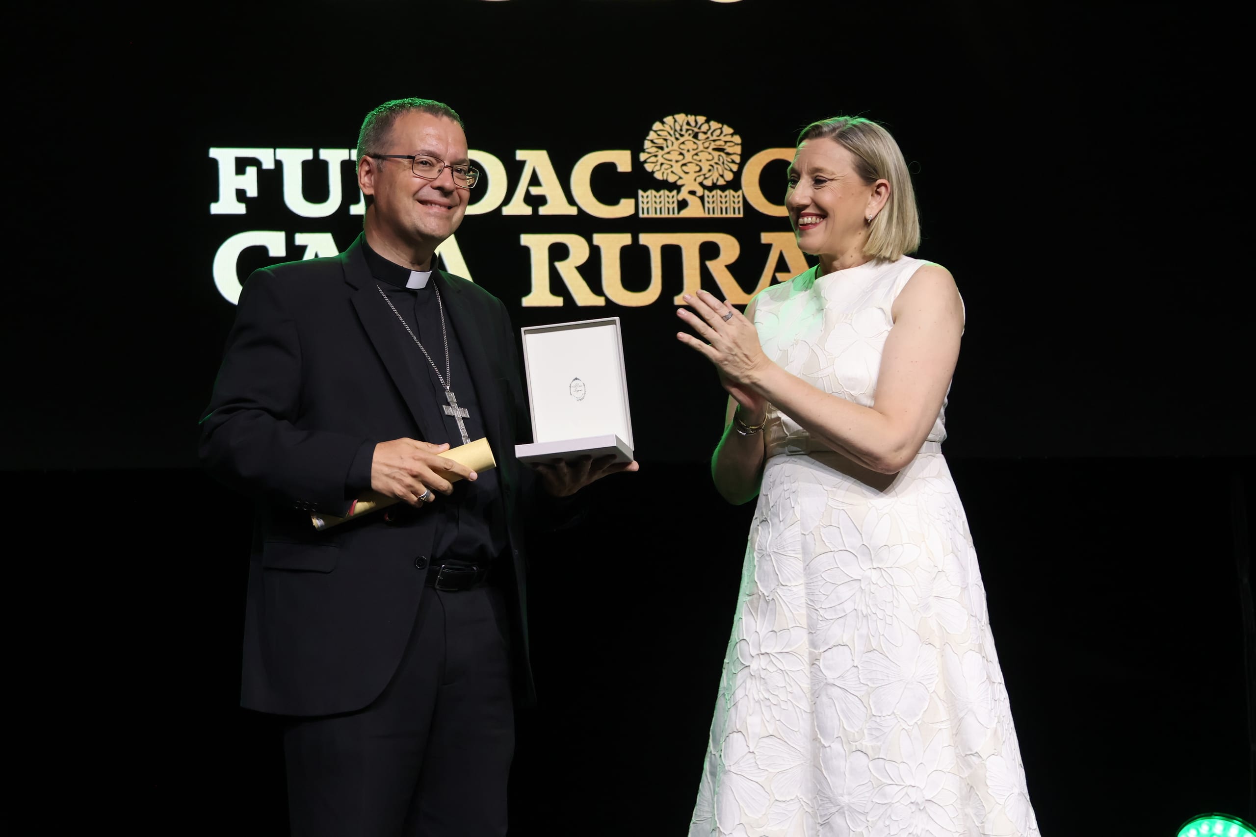 Jes&uacute;s Vidal recibiendo el premio Zamorano del A&ntilde;o por las Edades del Hombre