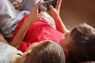 Niño con un movil.