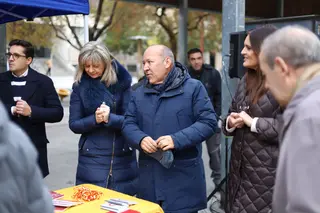 Reparto de ejemplares y pulseritas de España por el Día de la Constitución
