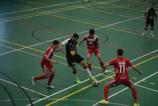 Velasco es rodeado por varios contrarios