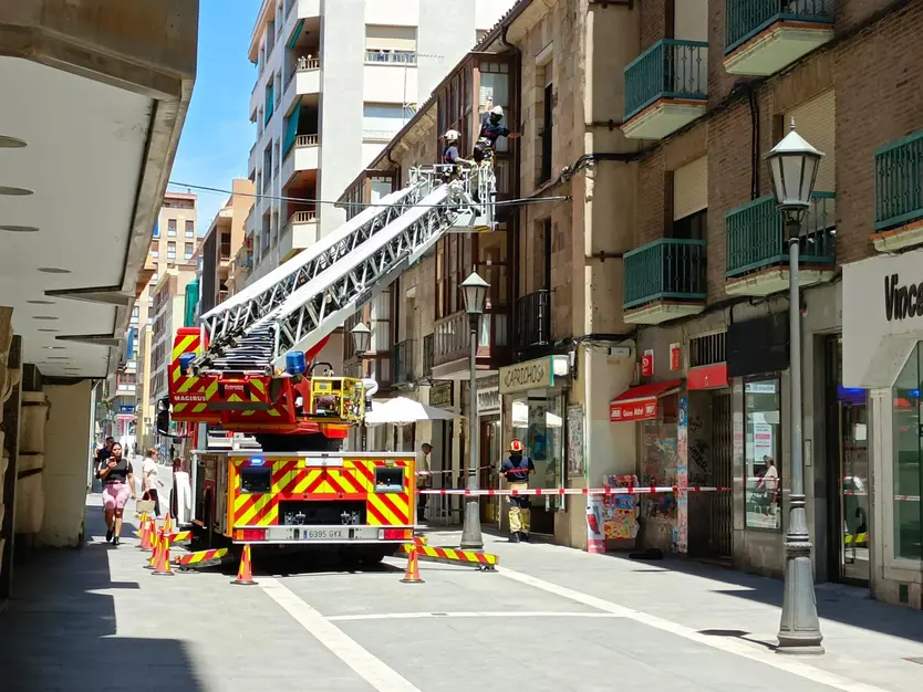 Actuación de los bomberos en la calle San Torcuato