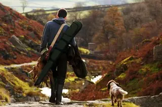 Un cazador con su perro
