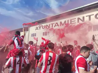 La afición recibe al Zamora CF en el partido de playoff contra San Sebastián de los Reyes. FOTO. S.R.